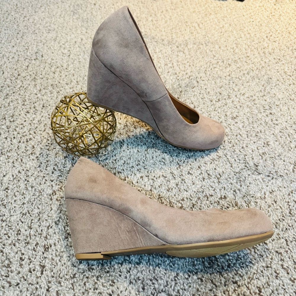 CL by Chinese Laundry Nima Wedge Pump Taupe Super Suede Like New Size 10